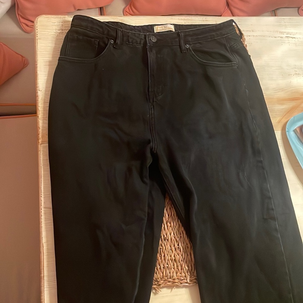 Cute black jeans.